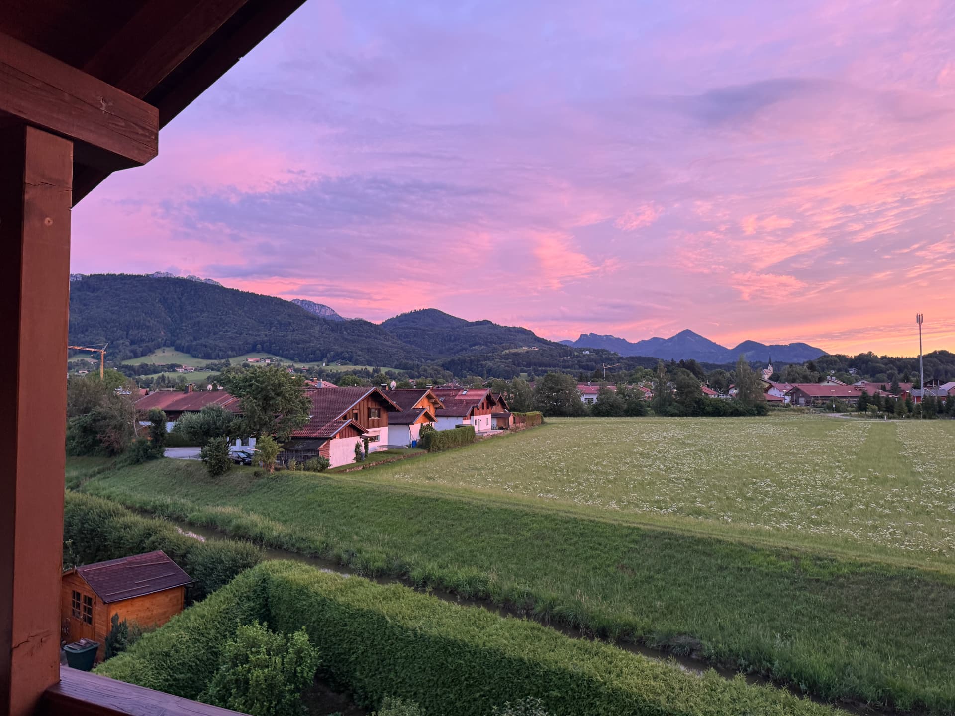 Sonnenuntergang über den Chiemgauer Alpen, Blick vom Balkon des Bergloft