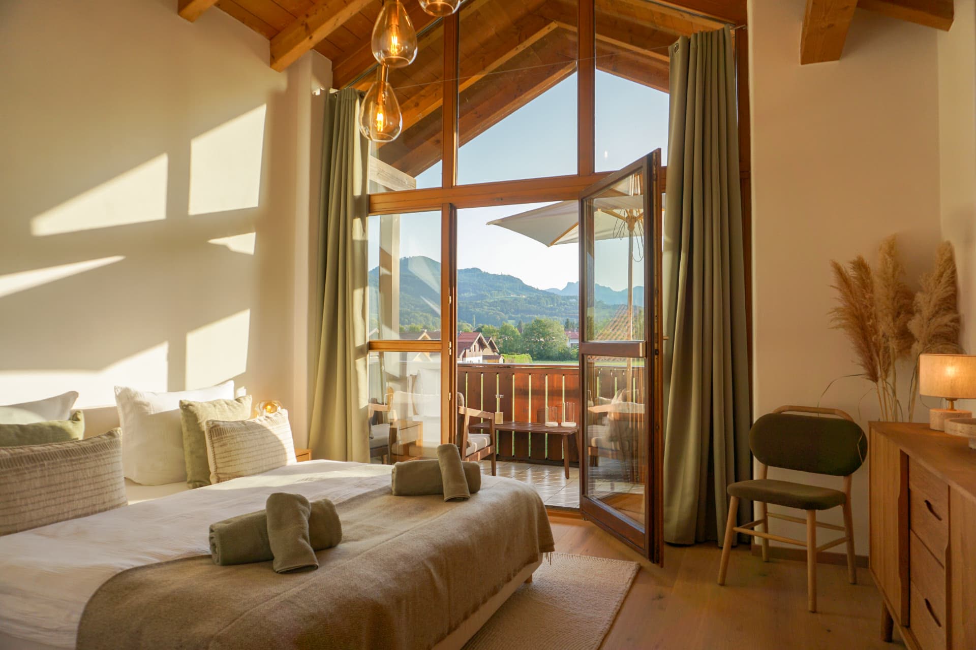 Sonnendurchflutetes Schlafzimmer im Dachgeschoss mit Blick auf die Chiemgauer Alpen